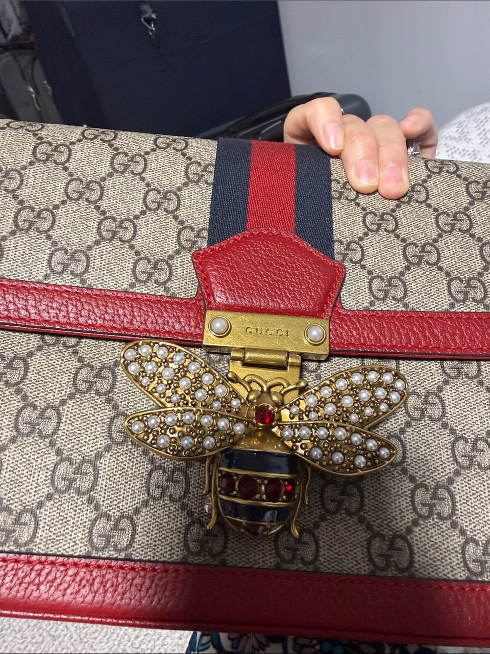 Gucci Beige & Red GG Supreme Crossbody with Bee Accent - Picture 5 of 6